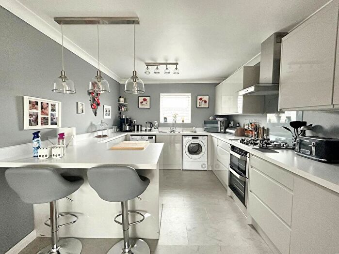 2 Bedroom Apartment For Sale In Selman Close, Hythe, SO45