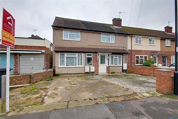 3 Bedroom Flat For Sale In Sheppard Close, Enfield, EN1