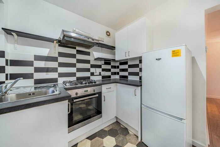 2 Bedroom Maisonette To Rent In De'Arn Gardens, Mitcham, CR4