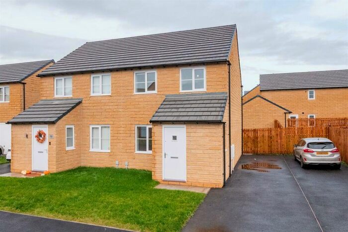 3 Bedroom Semi-Detached House To Rent In Calverley Crescent, Bradford, BD4
