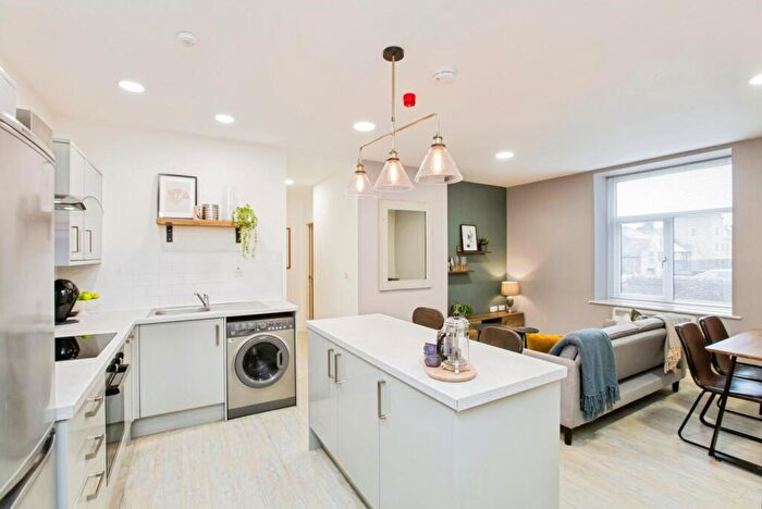 2 Bedroom Apartment For Sale In Balmoral Place, Halifax, West Yorkshire, HX1