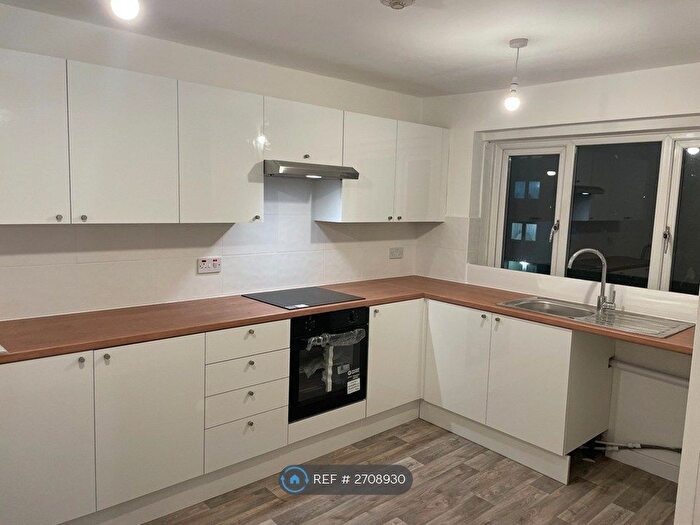 3 Bedroom Flat To Rent In Clarence Drive, Paisley, PA1