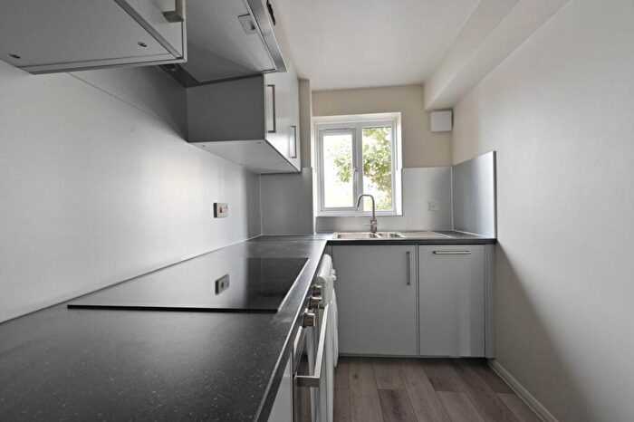 1 Bedroom Flat To Rent In Ringwood Gardens, Canary Wharf, London, E14