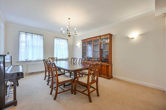 4 Bedroom Detached House For Sale In Aylmer Road, East Finchley, London, N2