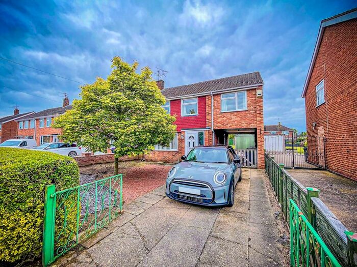 4 Bedroom Semi-Detached House To Rent In Hathersage Avenue, North Hykeham, Lincoln, LN6