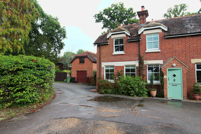 2 Bedroom Semi-Detached House To Rent In Summerlands Cottage, Botley Road, SO32