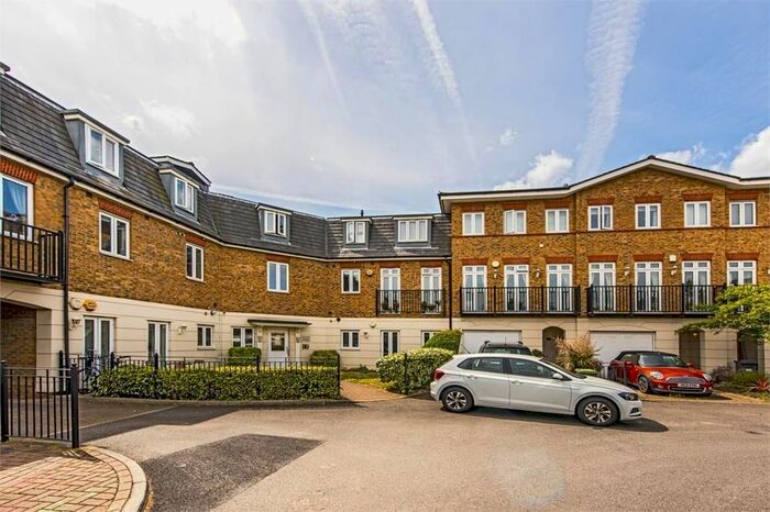 1 Bedroom Flat To Rent In Elizabeth Gardens, Isleworth, TW7