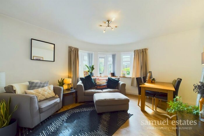 2 Bedroom Flat To Rent In Graham House, Balham, SW12