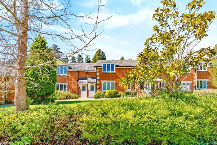 2 Bedroom Flat For Sale In Royal Earlswood Park, Redhill, Surrey, RH1