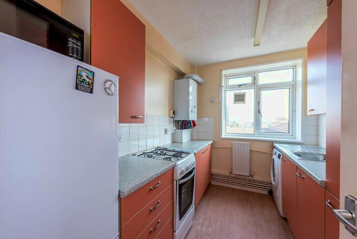 2 Bedroom Flat To Rent In Wandsworth Road, Vauxhall, London, SW8