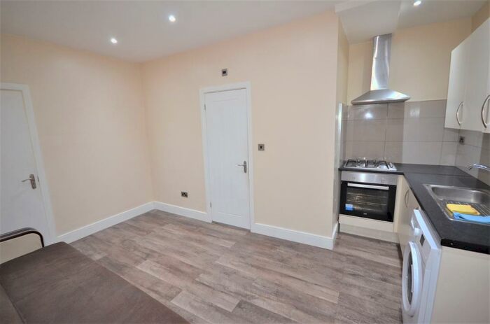 Flat To Rent In Grays Road, Slough, SL1