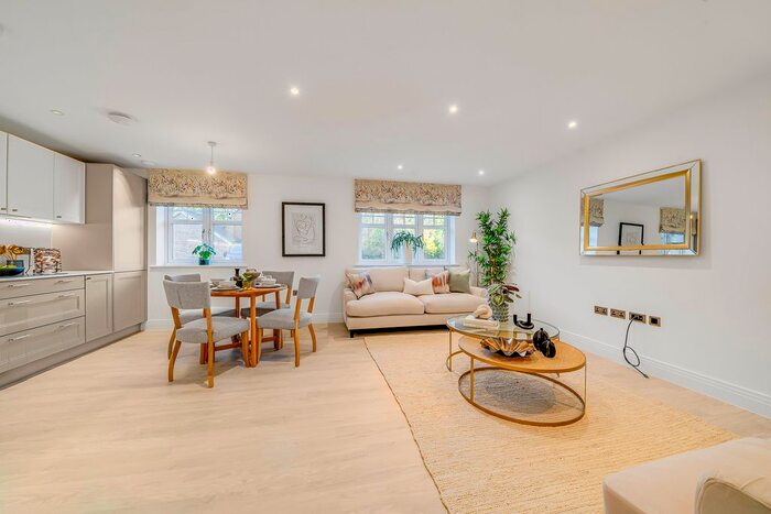 2 Bedroom Flat To Rent In Merrifield Lane, Burgess Hill, RH15