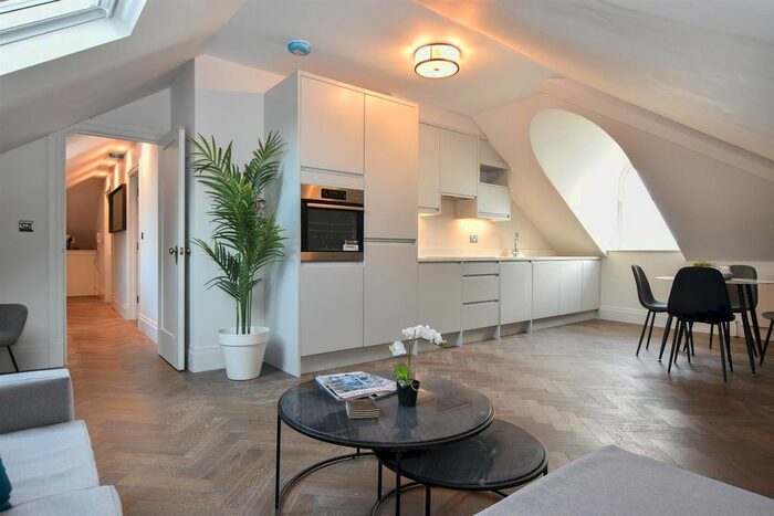 2 Bedroom Flat To Rent In White Rock Gardens, Hastings, TN34