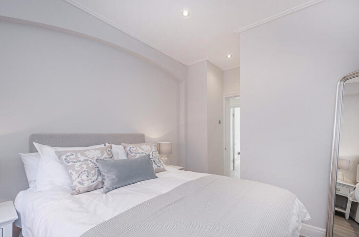 2 Bedroom Flat For Sale In Park Walk, London, SW10