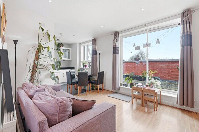 1 Bedroom Flat For Sale In Cherrywood Lodge, Birdwood Avenue, London, SE13