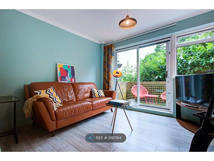2 Bedroom Flat To Rent In Brackenhill Close, Bromley, BR1