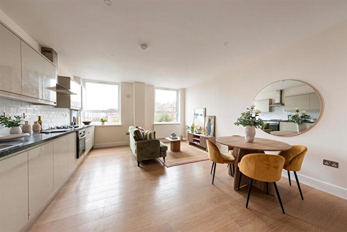 2 Bedroom Apartment For Sale In Eastwood Close, South Woodford, E18