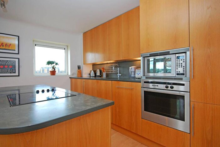 2 Bedroom Flat To Rent In Langbourne Place, Isle Of Dogs, London, E14