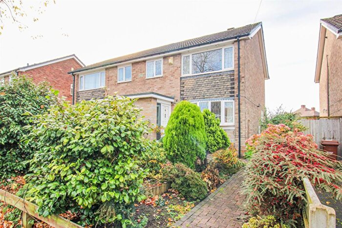 3 Bedroom Semi Detached House For Sale In Kingsway Close, Ossett, WF5