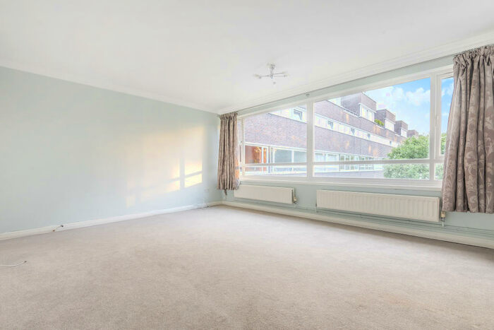 2 Bedroom Flat To Rent In Fair Acres, Bromley, BR2