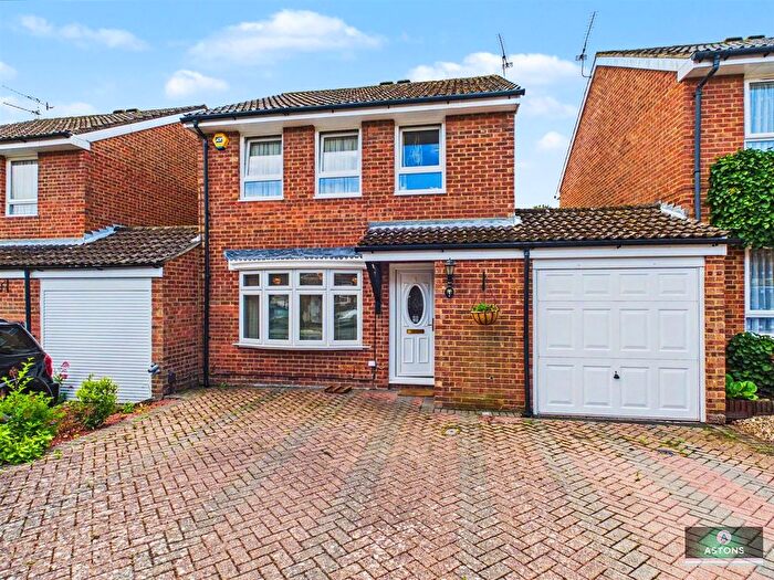 3 Bedroom Link Detached House For Sale In Shetland Close, Pound Hill, RH10