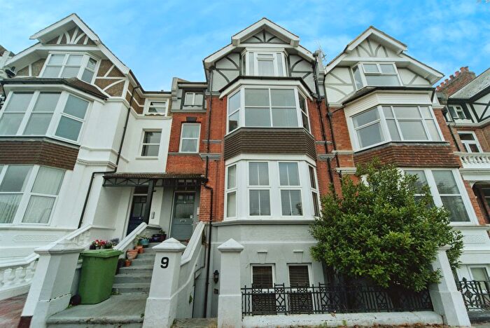 2 Bedroom Flat For Sale In Park Road, Bexhill-On-Sea, TN39