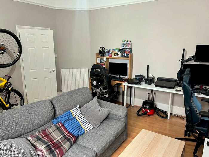 2 Bedroom Flat To Rent In High Street Colliers Wood, London, SW19