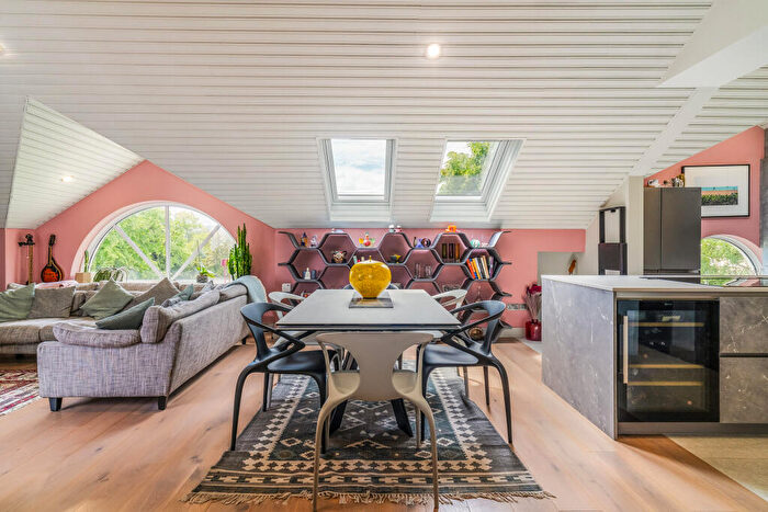 3 Bedroom Flat For Sale In Wellington Square, Cheltenham, GL50