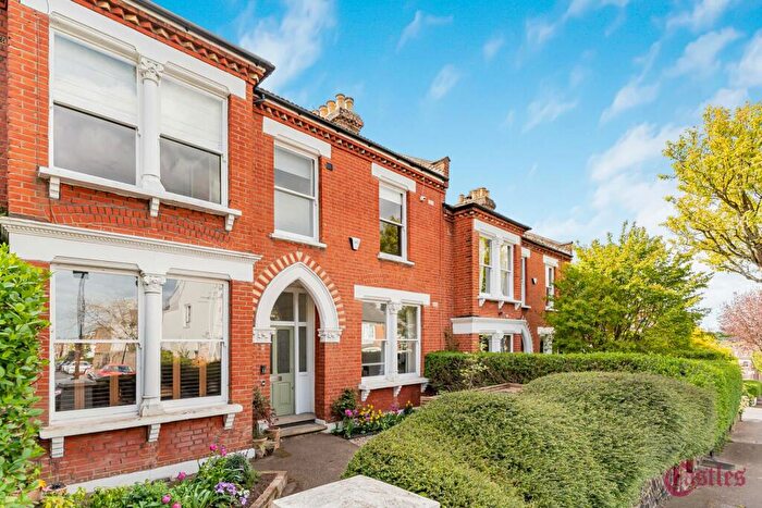 3 Bedroom Flat For Sale In Womersley Road, N8