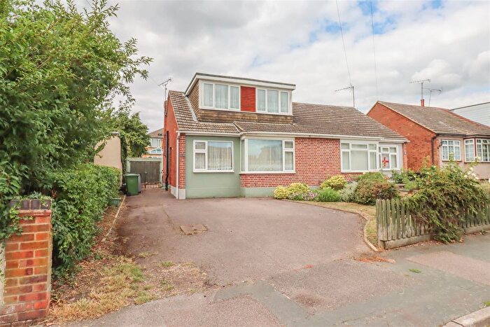 3 Bedroom Semi-Detached Bungalow For Sale In Leasway, Wickford, SS12