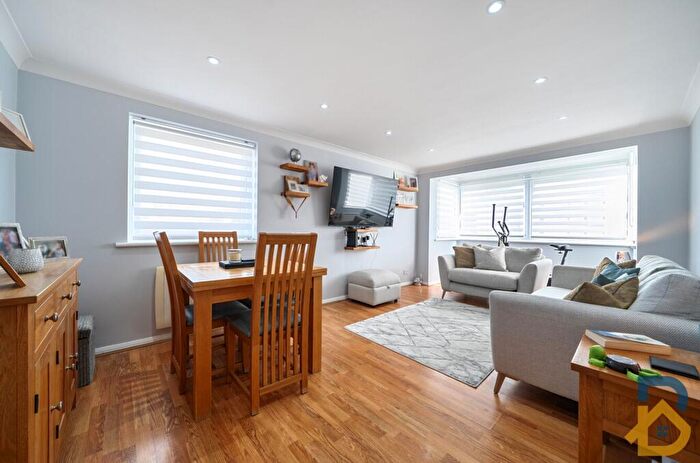 2 Bedroom Flat For Sale In Carlton Close, Upminster, RM14