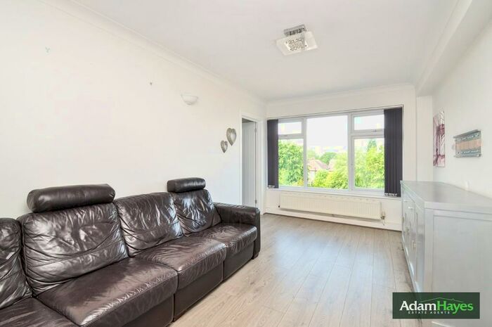 2 Bedroom Apartment To Rent In High Road, North Finchley, N12