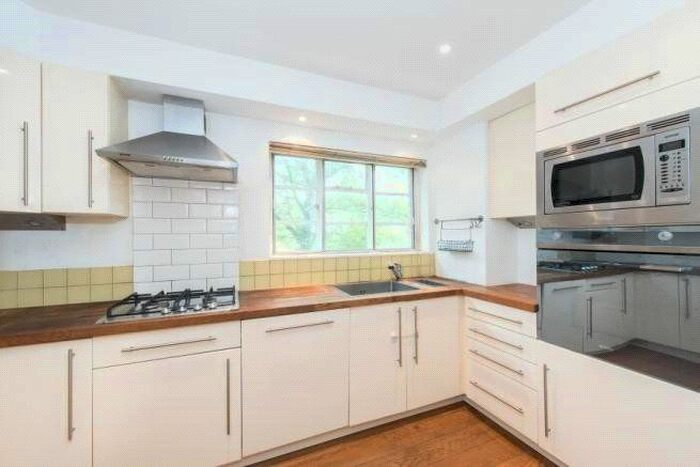 3 Bedroom Flat To Rent In Brookland Rise, Hampstead Garden Suburb NW11