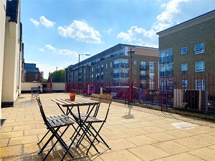 2 Bedroom Apartment To Rent In Gable Lodge, - Essex Road, Canonbury, London, N1