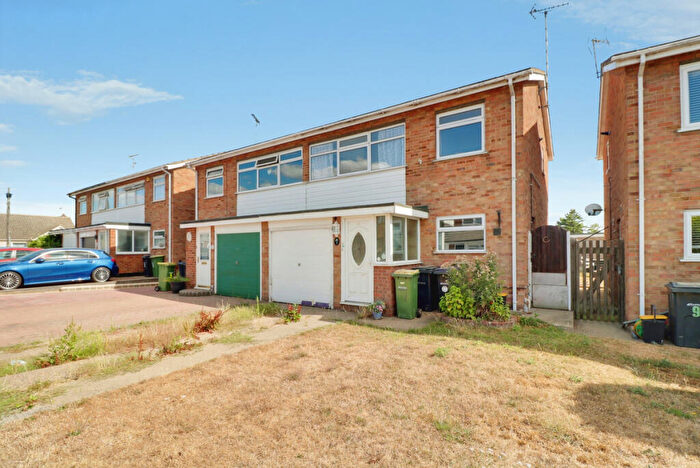 3 Bedroom Semi-Detached House To Rent In Rutland Gardens, Rochford, SS4