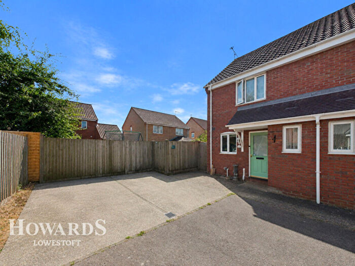 2 Bedroom Semi Detached House For Sale In Mast Close, Lowestoft, NR33