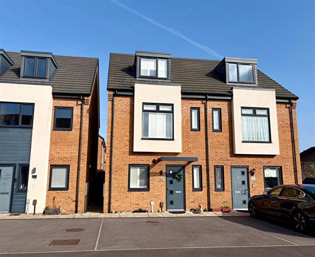 4 Bedroom Semi-Detached House For Sale In New Dawn Place, Stratton, Swindon, SN1