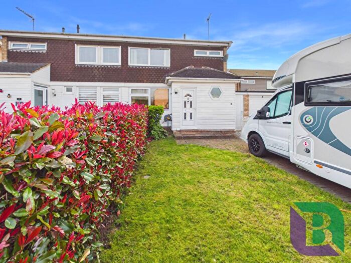 3 Bedroom Semi Detached House For Sale In Weathercock Close, Woburn Sands, MK17