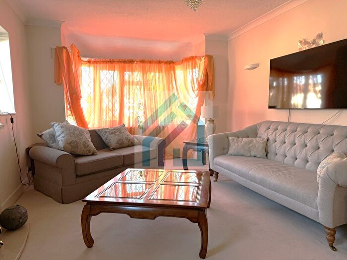 Bungalow To Rent In Bedroom Bungalow On Leydene Avenue, Bournemouth, BH8