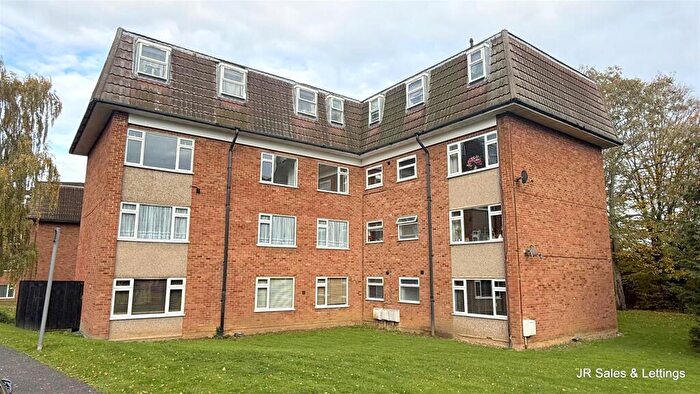 2 Bedroom Flat For Sale In Lambs Close, Cuffley, EN6