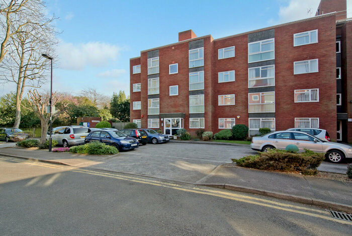 2 Bedroom Apartment To Rent In Grange Gardens, Southgate, N14