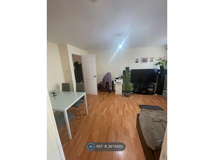 2 Bedroom Flat To Rent In Maybury Close, Loughton, IG10