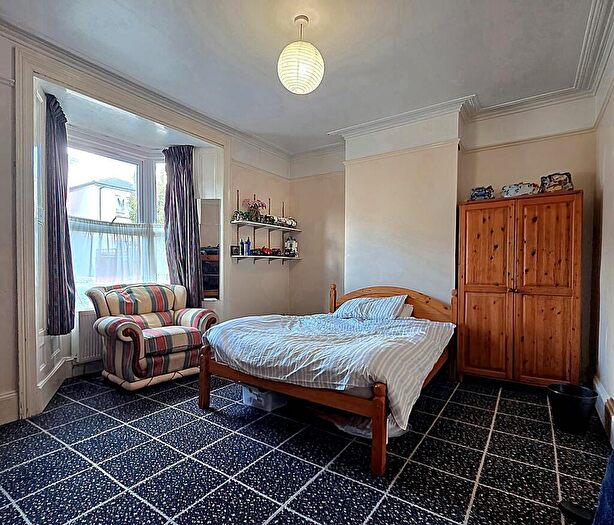 4 Bedroom End Of Terrace House To Rent In Avenue Road, SO14