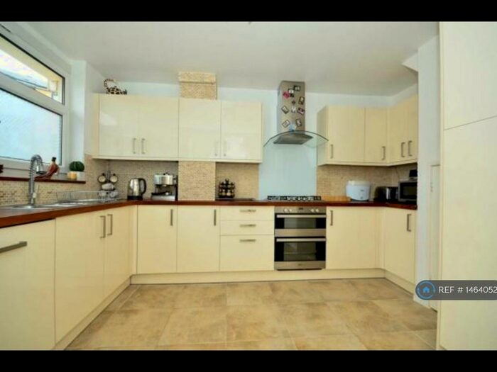 3 Bedroom Flat To Rent In Broomfield Street, London, E14