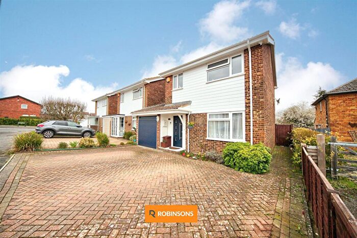 3 Bedroom Link Detached House For Sale In Hillcroft, Dunstable, Bedfordshire, LU6