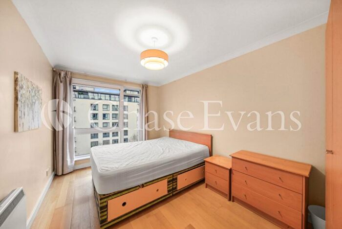 2 Bedroom Flat To Rent In Boardwalk Place, Canary Wharf, London, E14