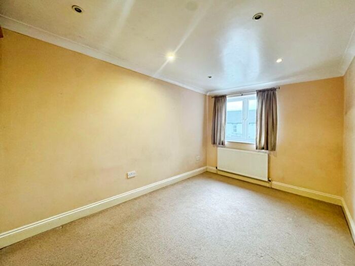 2 Bedroom Flat For Sale In Drayton Road, Borehamwood, WD6