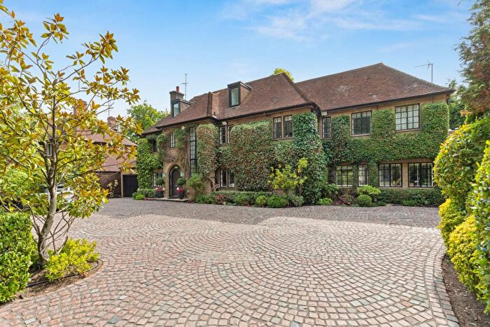 6 Bedroom Detached House For Sale In The Common, Stanmore, HA7