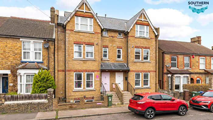 2 Bedroom Flat For Sale In Park Road, Sittingbourne, ME10