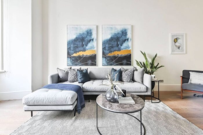 2 Bedroom Flat For Sale In Redcliffe Square, Chelsea, London, SW10